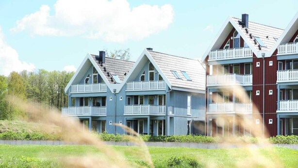 Une rangée d’immeubles modernes à plusieurs étages, dotés de balcons, qui font probablement partie d’un hôtel ou d’un complexe résidentiel.