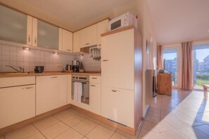 Een koelkast, een microgolfoven, een oven, een kookplaat