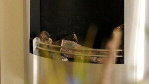 Et nærbillede af en metallisk genstand med sort indre, muligvis en del af et møbel eller et udstyr.