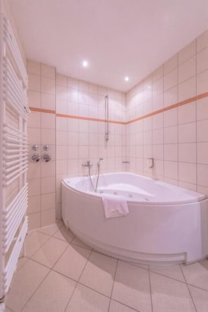 Douche, sĂšche-cheveux, serviettes fournies