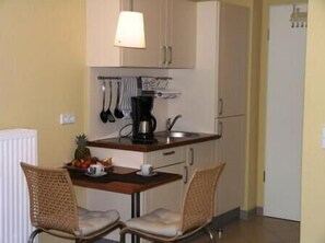 Kühlschrank, Herdplatte, Wasserkocher mit Kaffee-/Teezubehör, Toaster