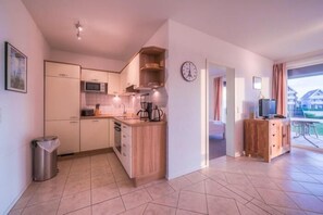 Kylskåp, mikrovågsugn, ugn och spishäll