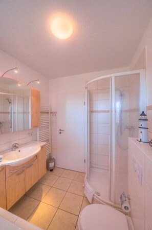 Shower, hair dryer, towels - Mitteldeck 433 - Gemütliches Ferienapartment mit Blick auf die Müritz (Rechlin-Nord)