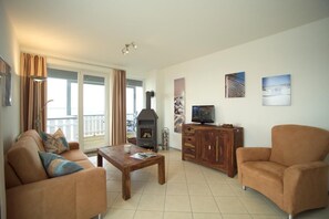 Een televisie en een open haard