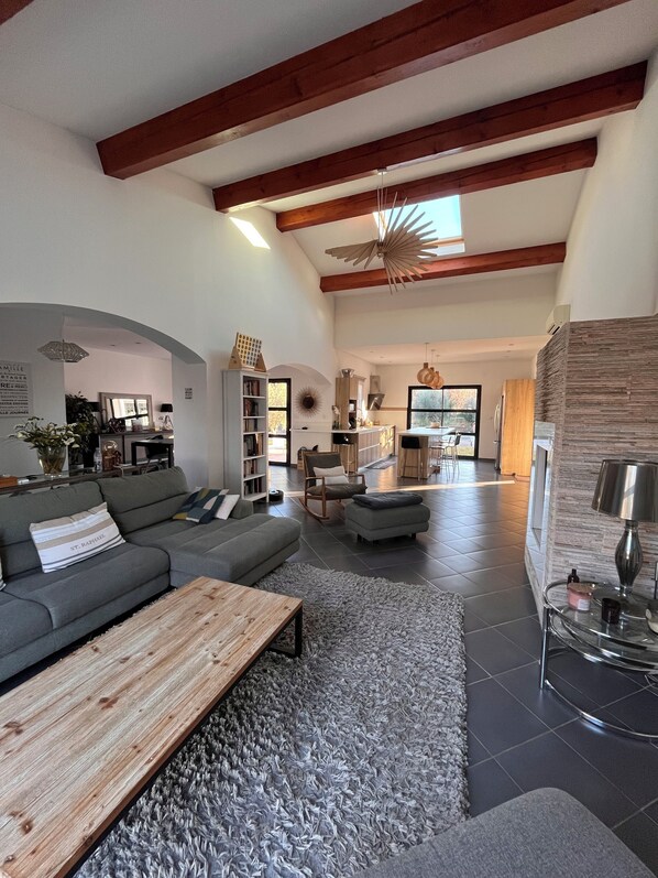 TV, ping pong, books - Sublime Maison au Calme, Jardin Paysager, vue Ste Victoire (Peynier)