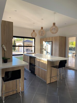 Fridge, microwave, dishwasher, coffee/tea maker - Sublime Maison au Calme, Jardin Paysager, vue Ste Victoire (Peynier)