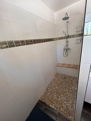 Shower, hair dryer, towels, soap - Sublime Maison au Calme, Jardin Paysager, vue Ste Victoire (Peynier)