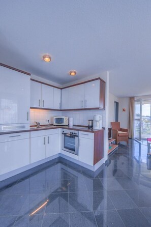 Fridge, microwave, oven, stovetop - Seeadler 205 - Modern Eingerichtetes Apartment im Müritzturm mit Balkon (Rechlin-Nord)