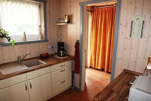 Fridge, microwave, oven, stovetop - Waldkauz 64 - Großes Freistehendes Ferienhaus für 9 Personen mit Großem Garten (Rechlin-Nord)