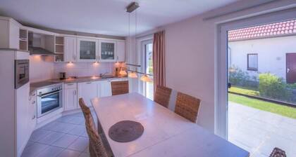 Fischerhaus Classic 318 - Ferienreihenhaus mit Kleinem Garten auf 2 Ebenen