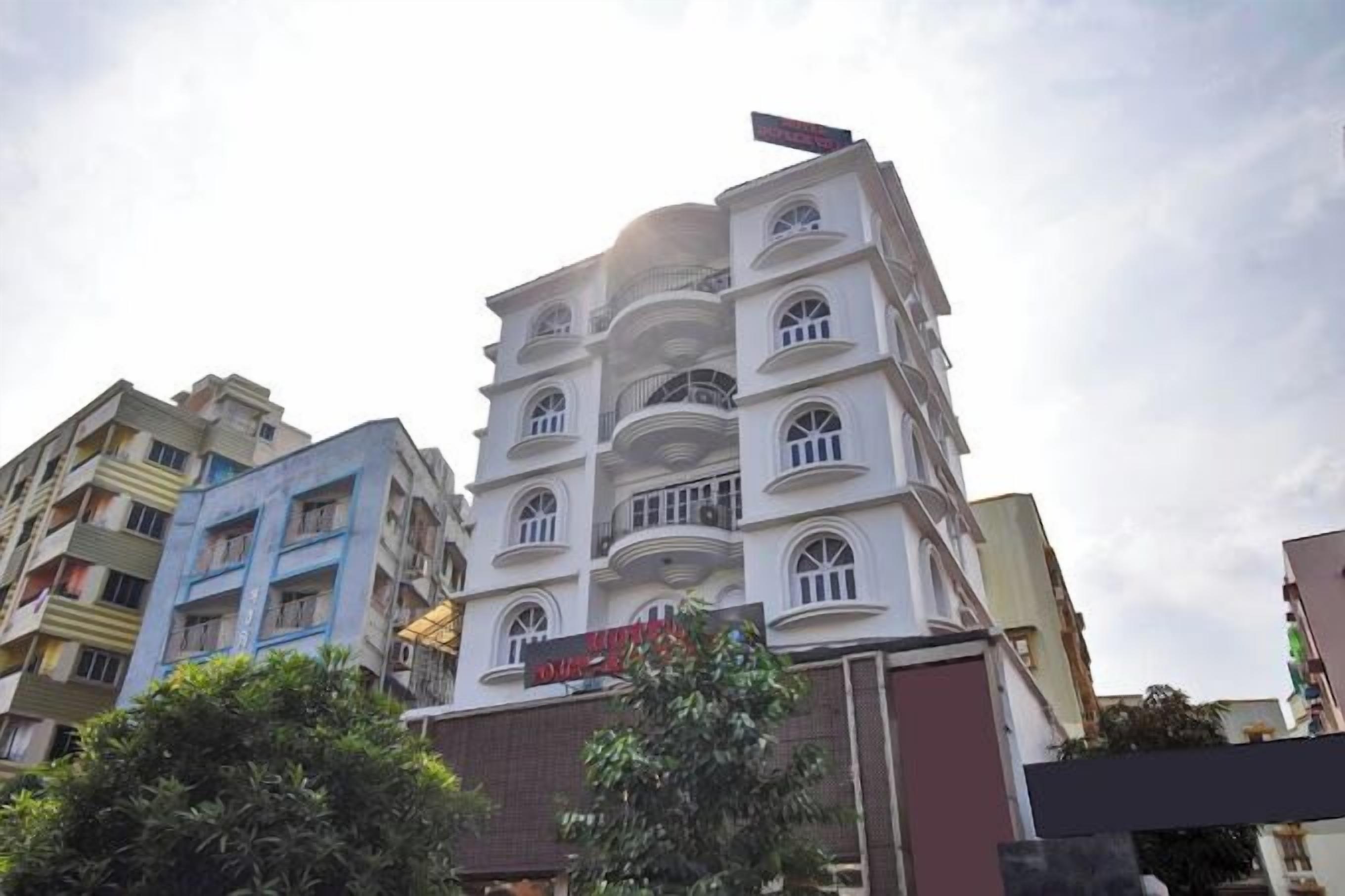 Un edificio de varios pisos con balcones y un letrero que dice "Hotel Explorer".