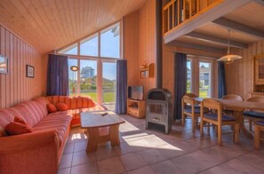 TV, fireplace - Seeschwalbe Classic 6 - Großzügiges Ferienhaus mit Eigener Sauna und Whirlpool (Rechlin-Nord)