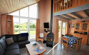 TV, fireplace - Seeschwalbe Classic 7 - Großzügiges Ferienhaus mit Eigener Sauna und Whirlpool (Rechlin-Nord)
