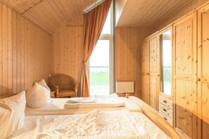 2 bedrooms, desk, free WiFi - Seeschwalbe Classic 30 - Großzügiges Ferienhaus mit Eigener Sauna und Whirlpool (Rechlin-Nord)