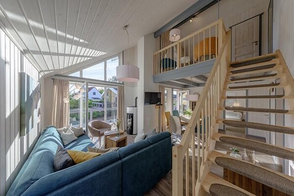 TV, fireplace - Seeschwalbe Classic 74A - Großzügiges Ferienhaus mit Eigener Sauna und Whirlpool (Rechlin-Nord)