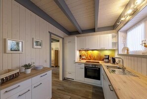 Fridge, microwave, oven, stovetop - Seeschwalbe Classic 74A - Großzügiges Ferienhaus mit Eigener Sauna und Whirlpool (Rechlin-Nord)