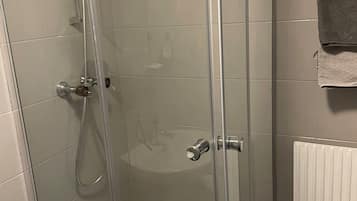 Een douche, een haardroger, handdoeken, zeep