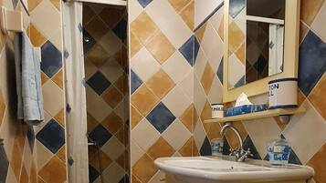 Douche, serviettes fournies, savon, papier toilette