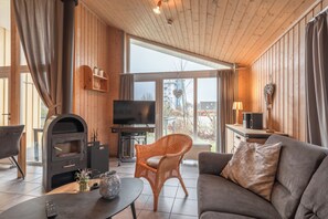 TV, fireplace - Seeschwalbe 23 - Das Skandinavische Familienhaus für 4 mit Sauna und Whirlpool (Rechlin-Nord)