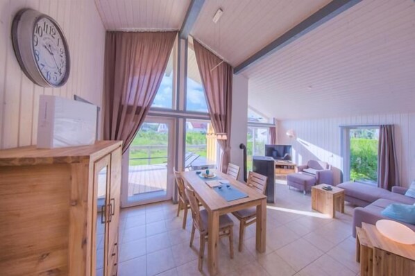 Televisión y chimenea 