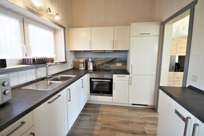 Fridge, microwave, oven, stovetop - Seeschwalbe 76 - Das Skandinavische Familienhaus für 4 mit Sauna und Whirlpool (Rechlin-Nord)