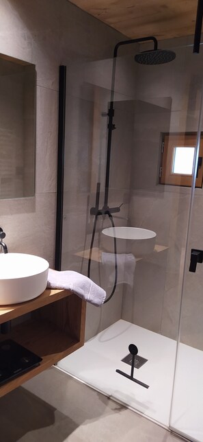 Dusche, Haartrockner, Handtücher, Seife
