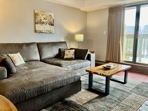 Smart TV, fireplace - LilBear- AC, Pool, Sauna, Hot Tub, Near Resort (Killington)