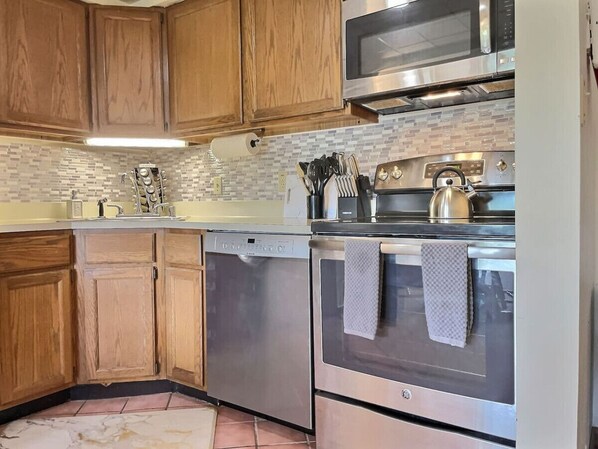 Fridge, microwave, oven, stovetop