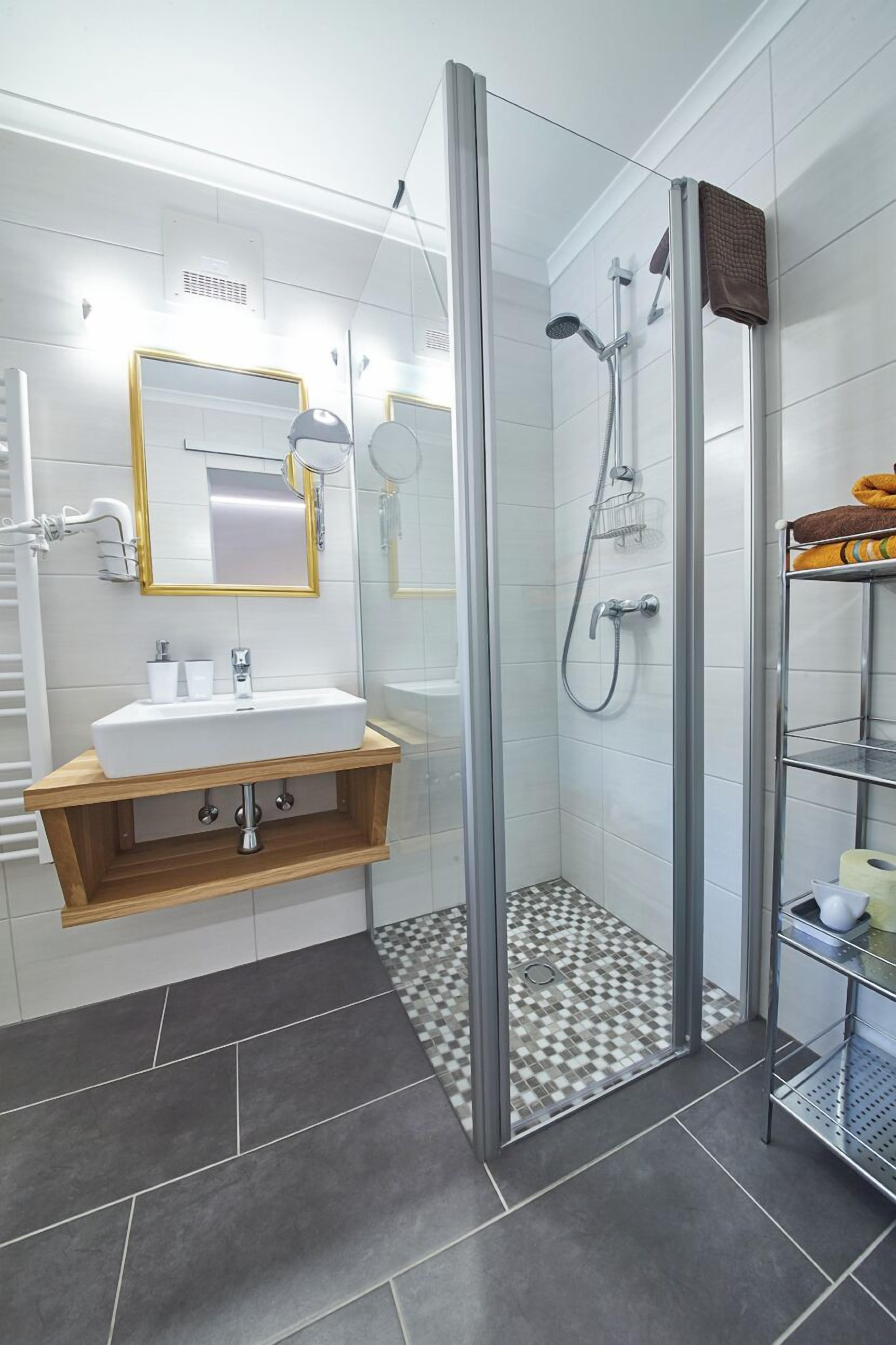 Studio Classique, balcon, vue montagne | Salle de bain | Douche, sèche-cheveux, serviettes fournies, savon