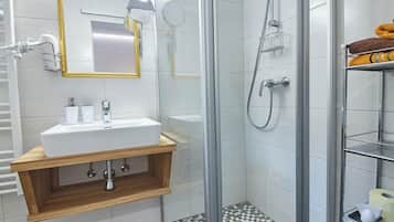 Studio Classique, balcon, vue montagne | Salle de bain | Douche, sĂšche-cheveux, serviettes fournies, savon