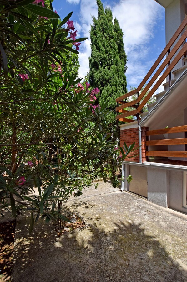 Property grounds - Ferienwohnung mit Balkon in Strandnaehe (Starigrad)