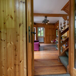 Un intérieur en bois avec un escalier, un radiateur et une fenêtre.