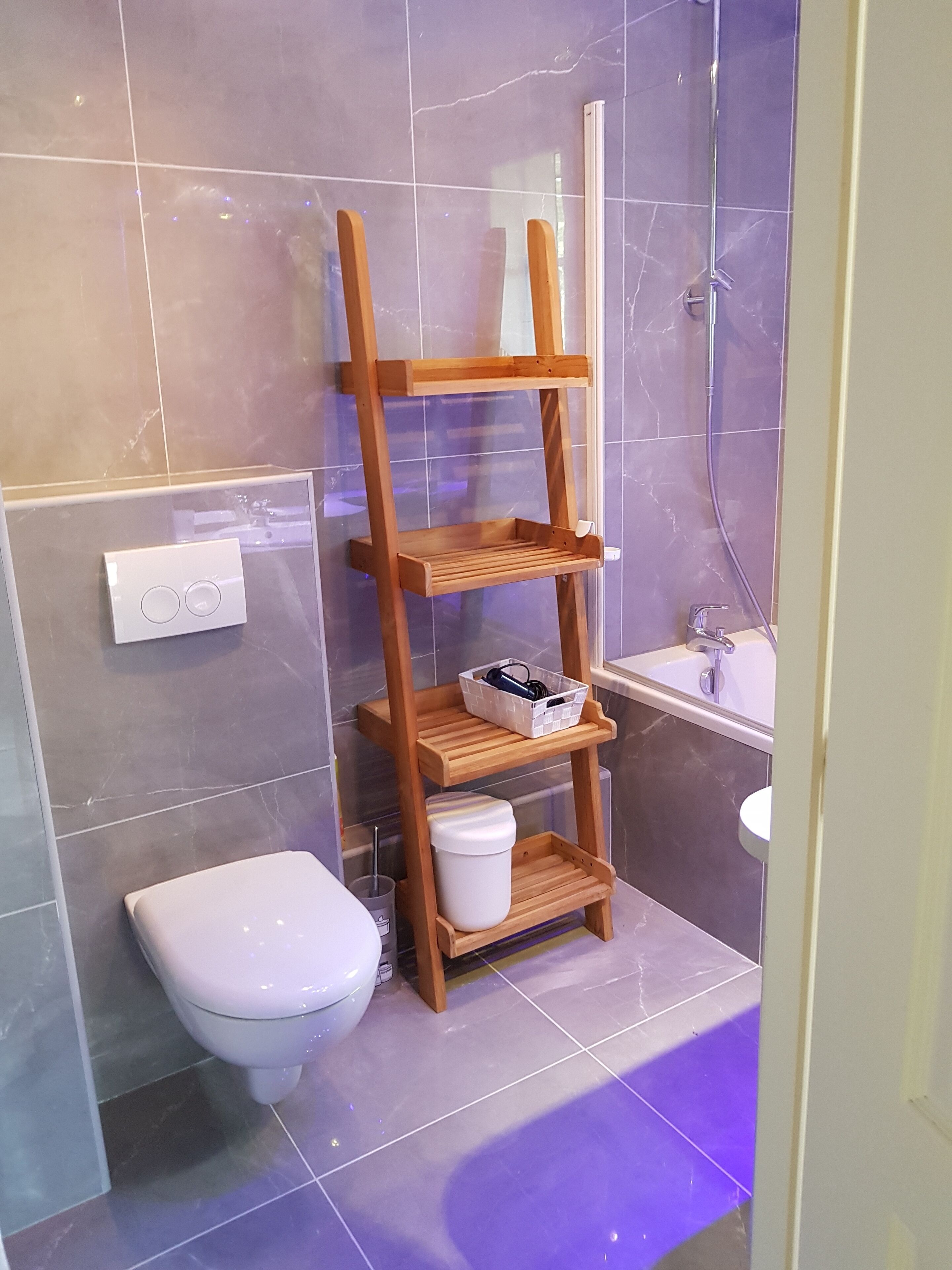 Sèche-cheveux, savon, papier toilette