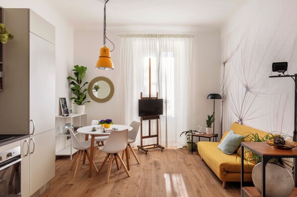 Smart TV - Elegant apartment for 5, DUOMO in 10" by subway M3 (Milano)