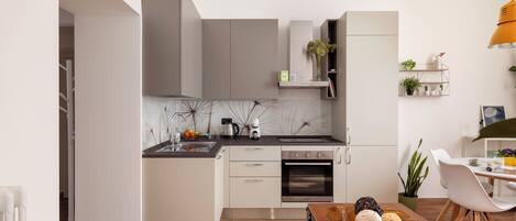 Frigorífico, horno, placa de cocina y lavavajillas