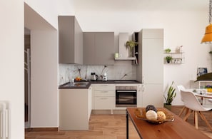Réfrigérateur, four, plaque de cuisson, lave-vaisselle