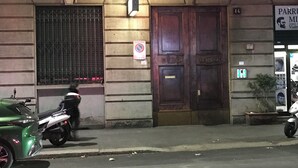 A building with a dark wooden door, a no parking sign, and a sign for "PARRU MI". - Elegant apartment for 5, DUOMO in 10" by subway M3 (Milano)