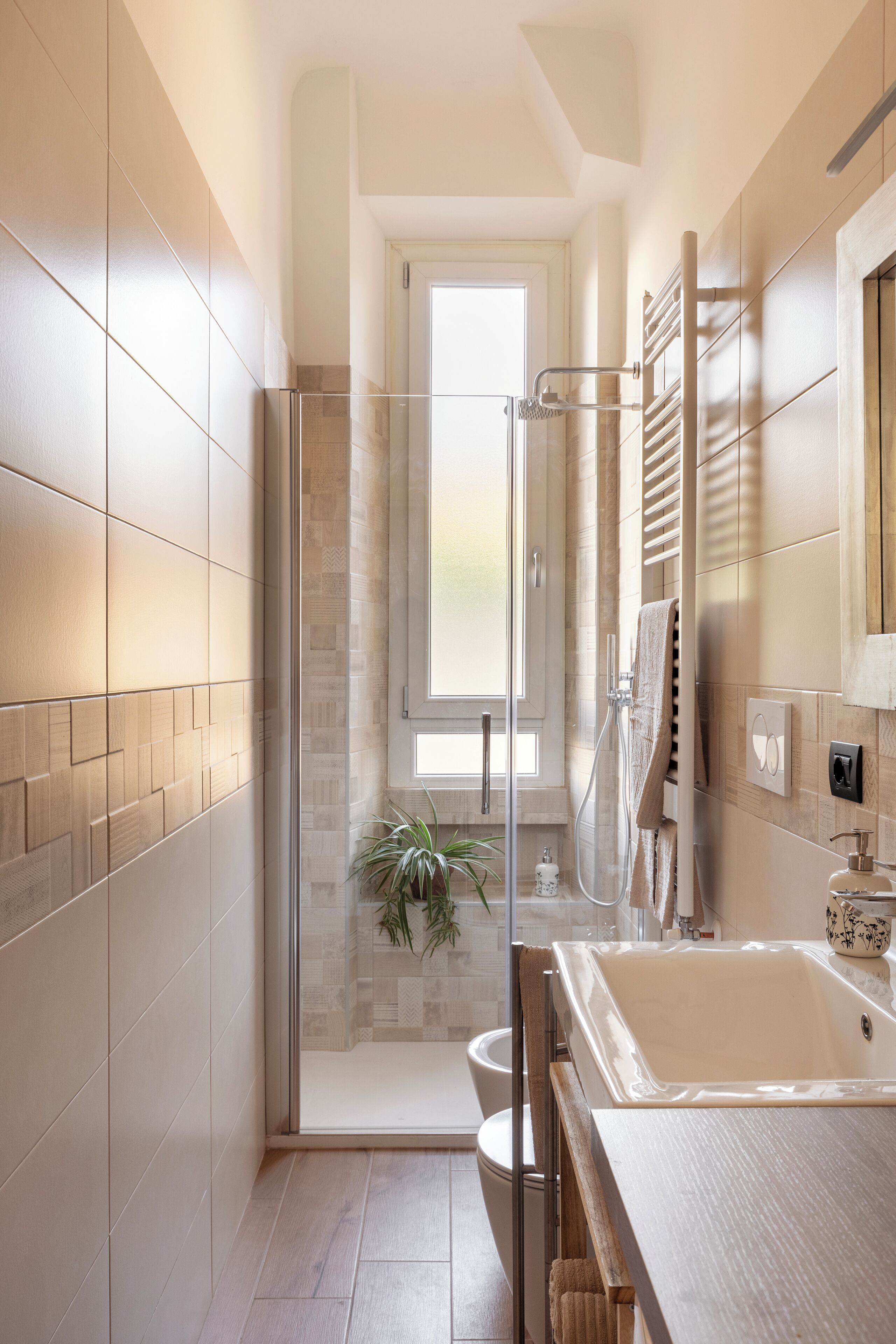 Een douche,  milieuvriendelijk toiletgerief, een haardroger, een bidet