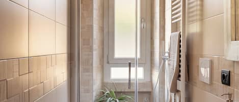 Dusche, umweltfreundliche Kosmetikartikel, Haartrockner, Bidet