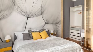 A bedroom with a bed, bedside tables, a wardrobe, and a mirror. - Elegant apartment for 5, DUOMO in 10" by subway M3 (Milano)
