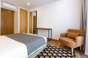 In-room safe, desk, laptop workspace, soundproofing - Morais Soares 131 (Lisboa)