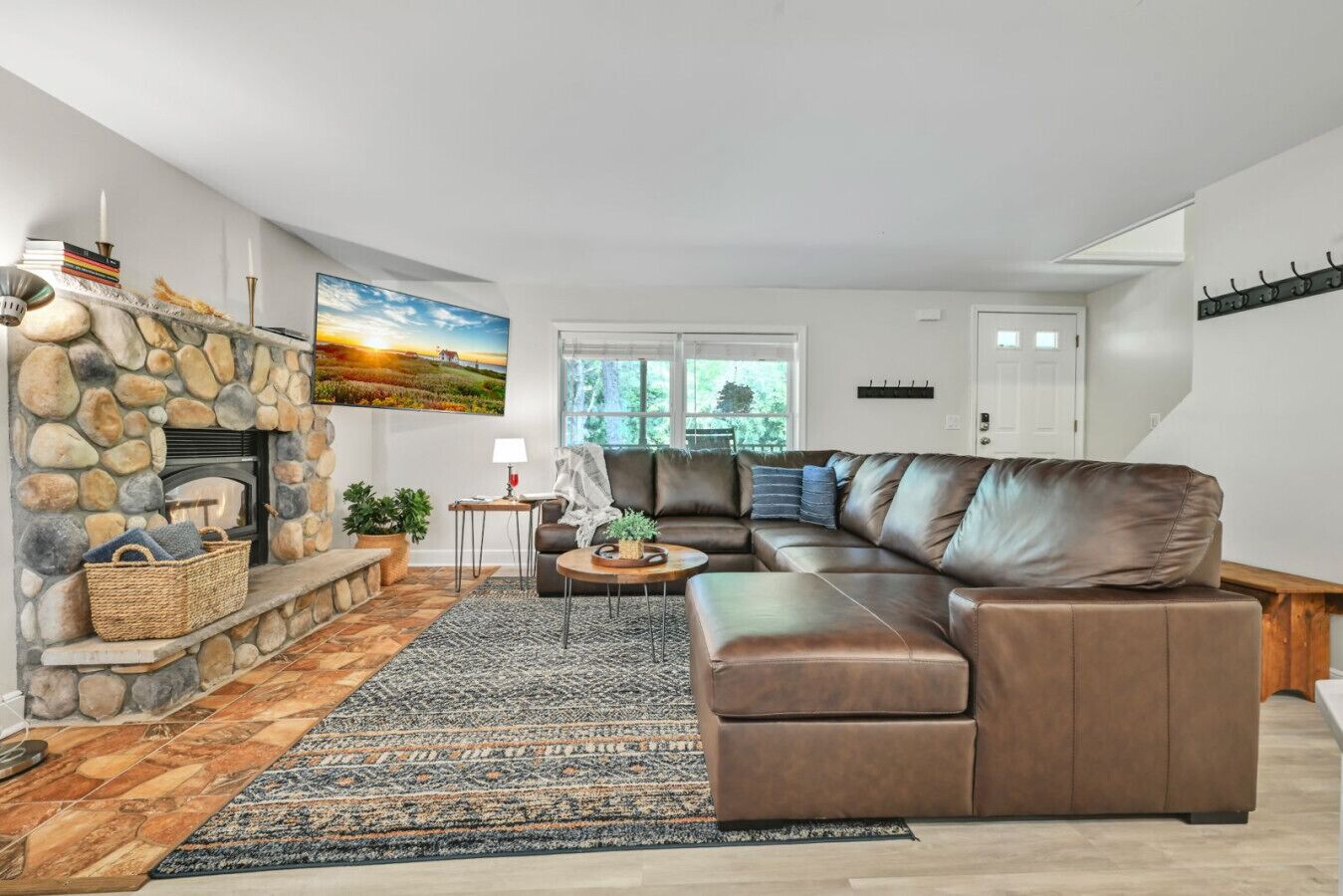 Smart TV, fireplace