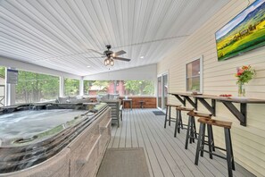 Indoor spa tub - *Pickleball~No-step accesss~Hot tub~Firepit~BBQ (Blakeslee)