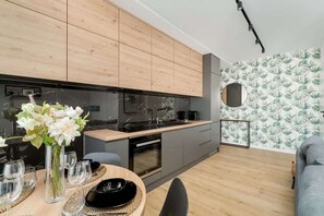 Kjøleskap, ovn, kokeplater og oppvaskmaskin