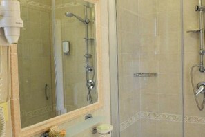 Bruser, hårtørrer, bidet, håndklæder