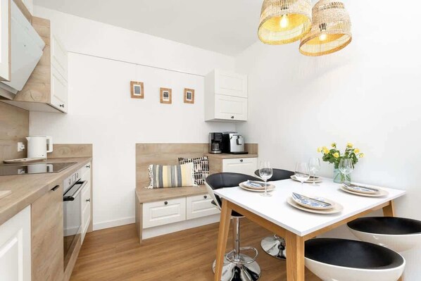 Fridge, oven, stovetop, dishwasher