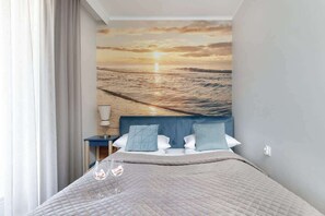 2 bedrooms, desk, iron/ironing board, WiFi