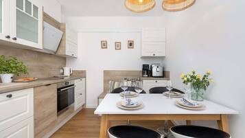 Réfrigérateur, four, plaque de cuisson, lave-vaisselle