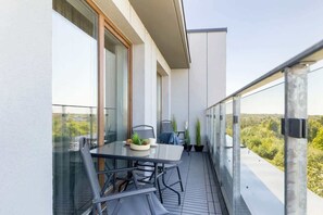 Outdoor dining - Cozy Apartment with Balcony | Parking | Work Space (Kołobrzeg)