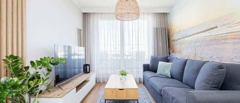 Una televisión, una oficina